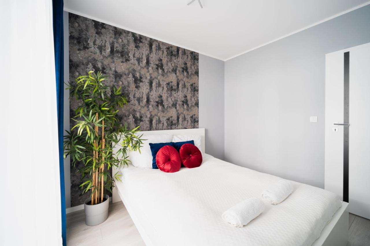 Uroczy Apartament Obok Sky Towera Apartment Вроцлав Екстериор снимка